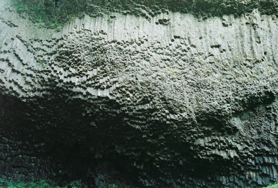 columnar basalt at latourell falls